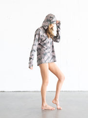 WOMEN'S HOODED PULLOVER RASH - NIGHT PALM